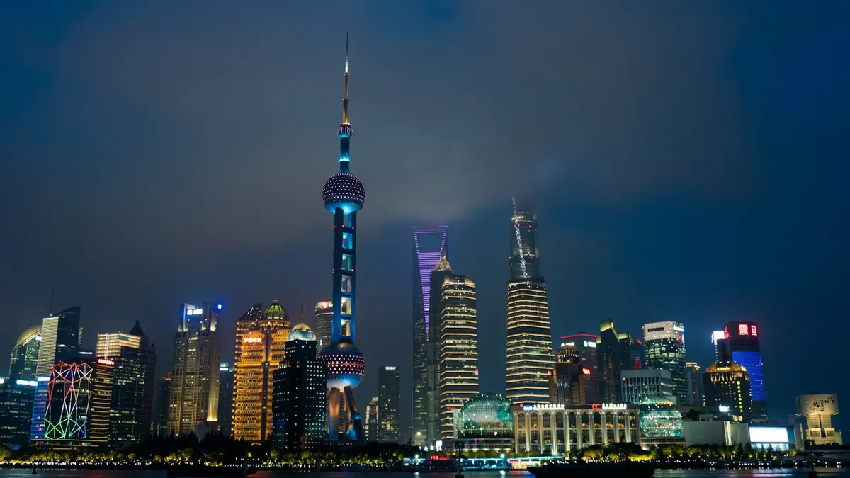 夜晚的上海外滩，黄浦江对岸的东方明珠